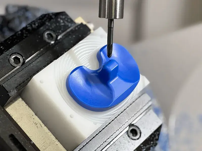 切削加工（CNC）で削り出したプラスチック部品